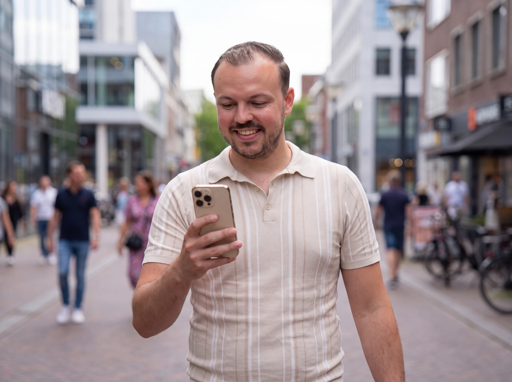 Tim Roosendaal beantwoordt een klantbericht op zijn telefoon